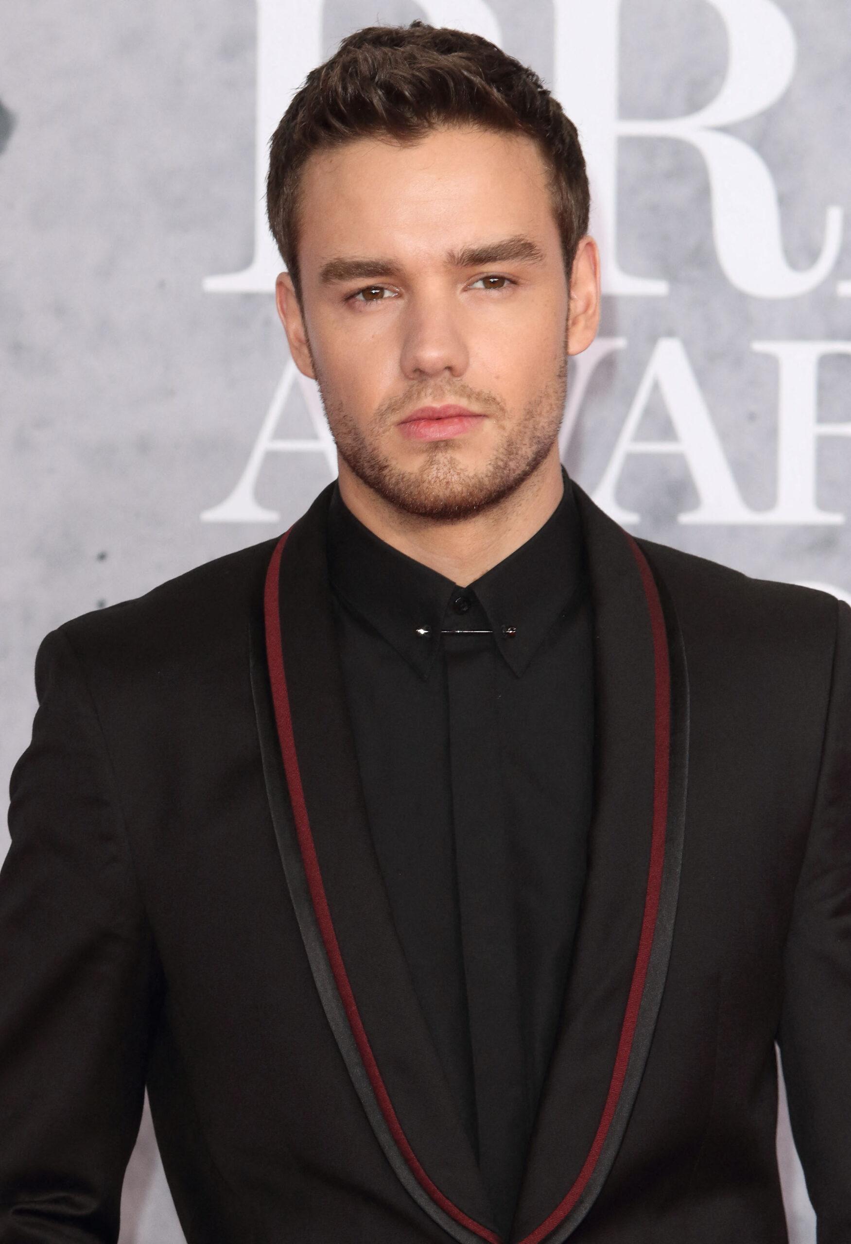 Liam Payne sorrindo em terno preto