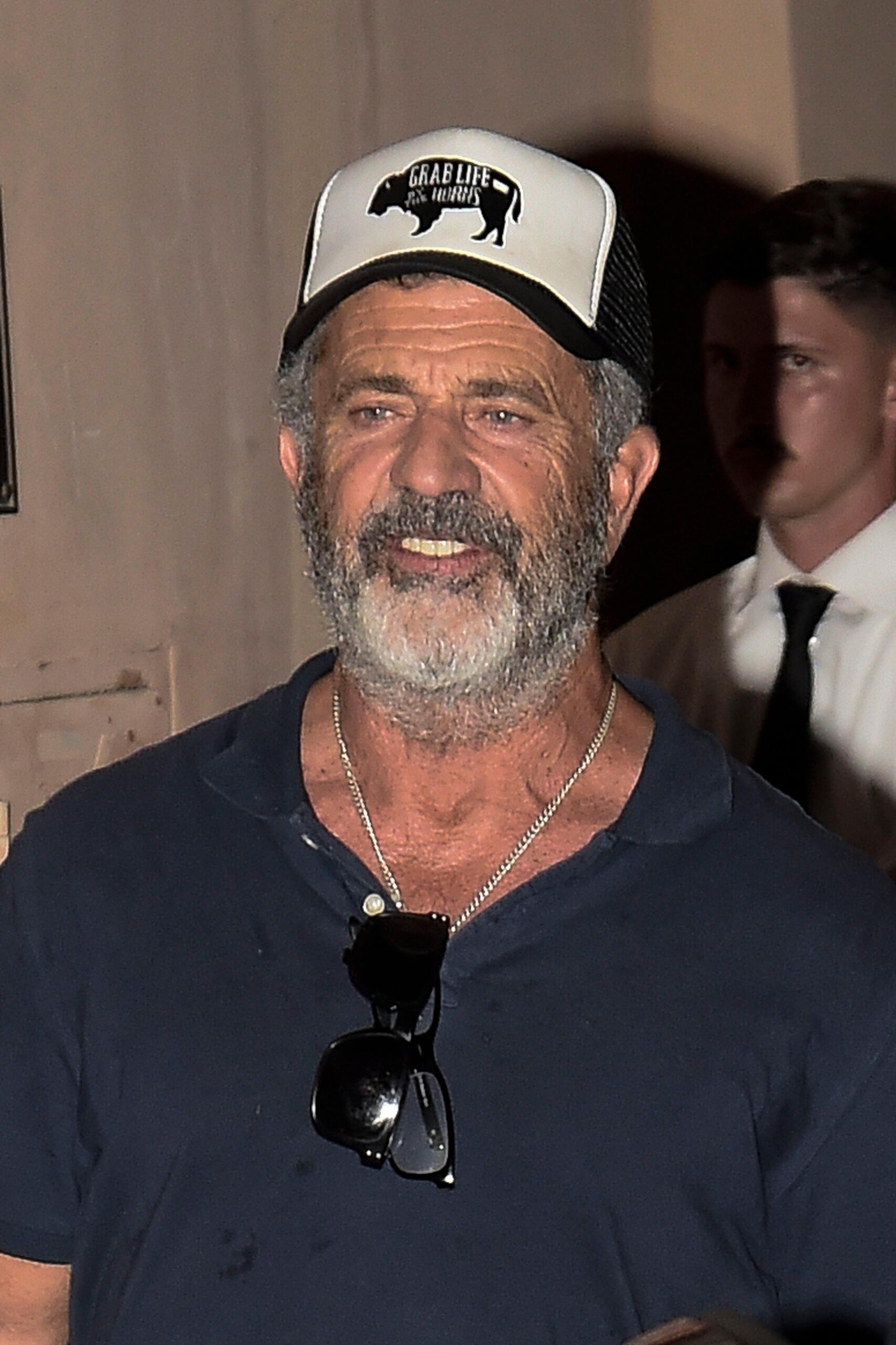 Mel Gibson e esposa jantam em Roma