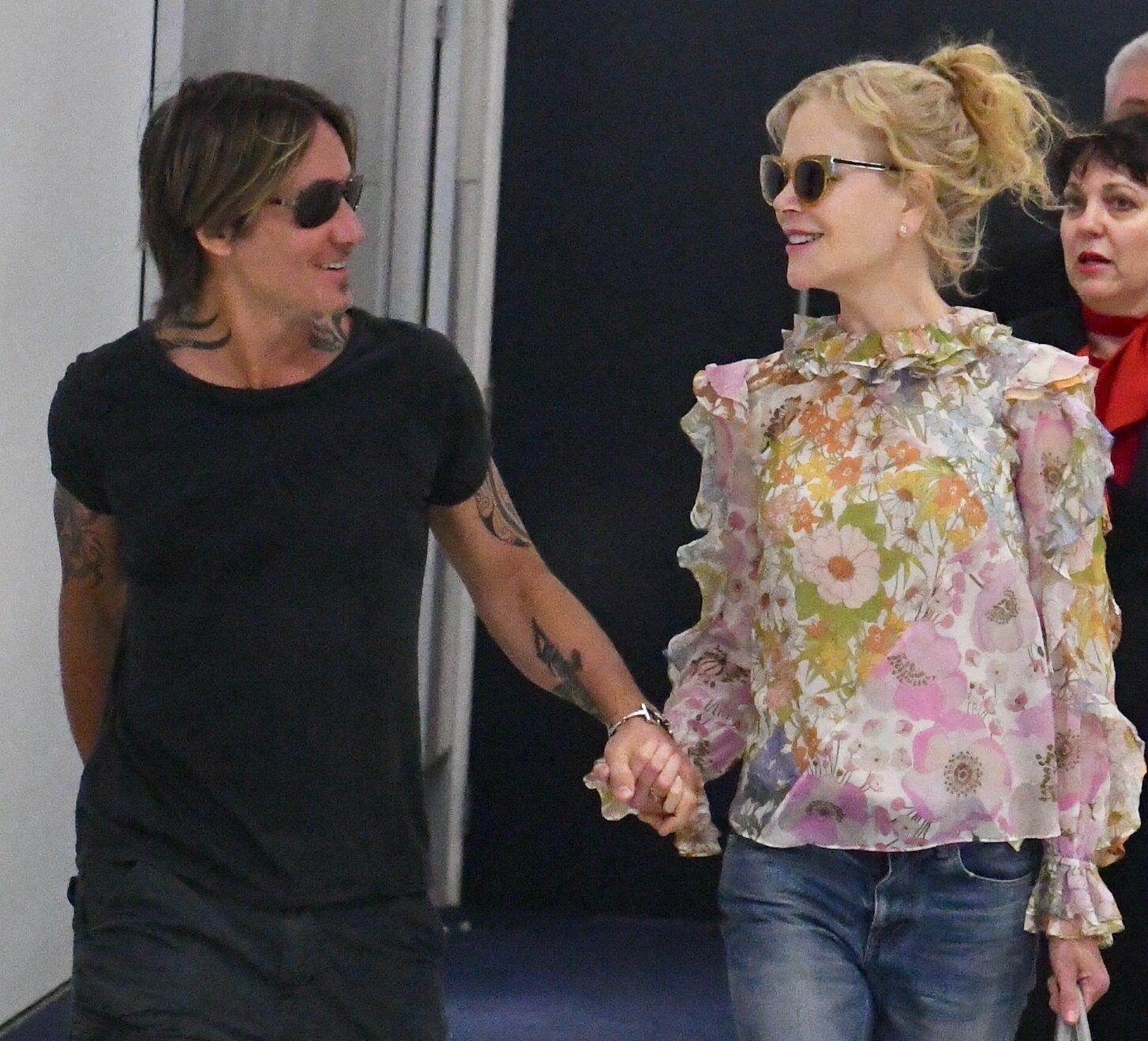 Keith Urban encontra Nicole Kidman no aeroporto de Sydney