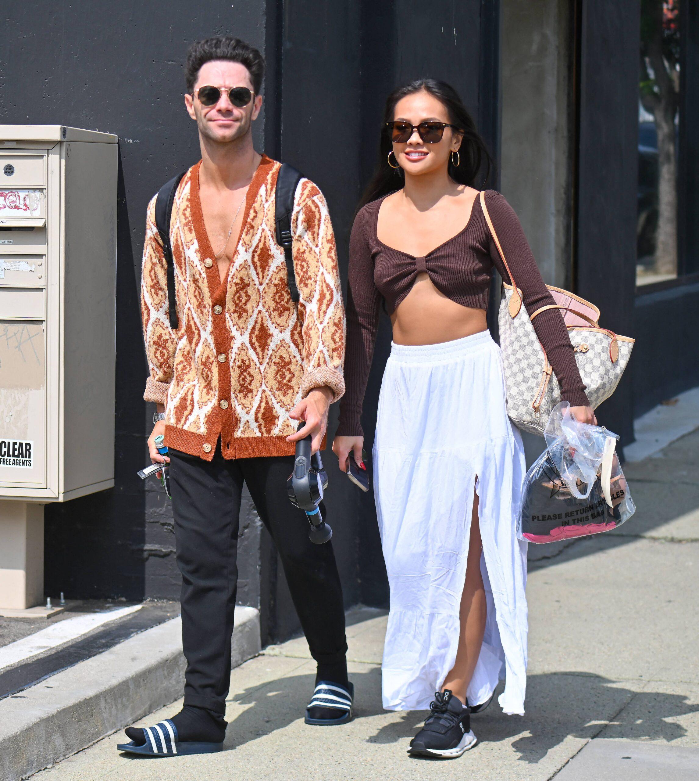 Jenn Tran e Sasha Farber são vistas saindo dos ensaios de 'Dancing With The Stars'