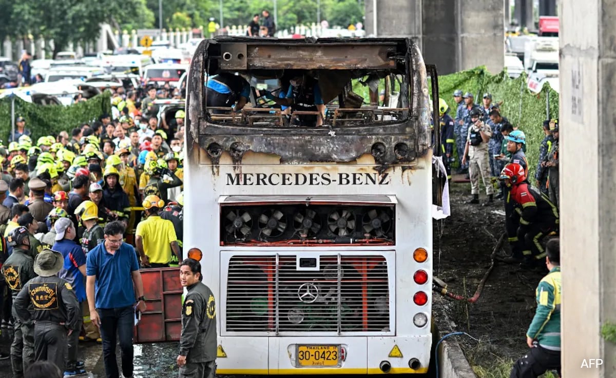 Ônibus escolar com 44 alunos pega fogo na Tailândia e temem-se vários mortos