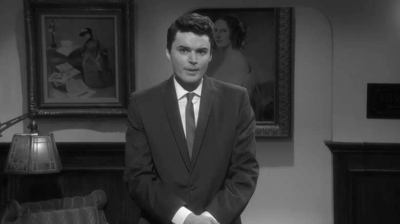 Michael Longfellow se passando por Rod Serling no Saturday Night Live