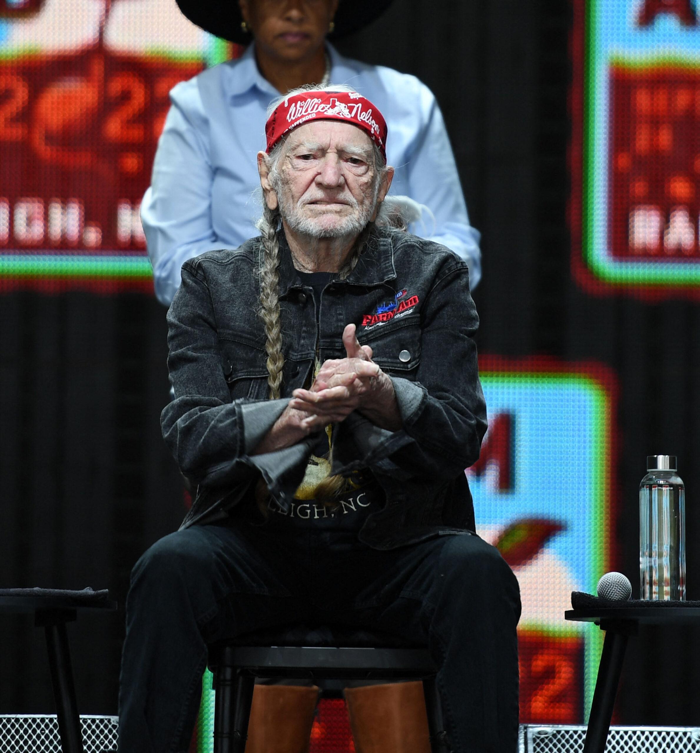 Willie Nelson fala sobre a importância dos pequenos agricultores no Farm Aid 2022 no Coastal Credit Union Music Park