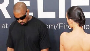 Casal de celebridades abandona passadeira vermelha dos Grammy após polémica sobre aparência nua