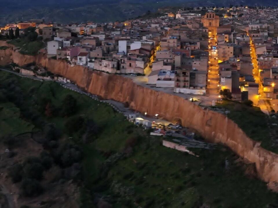 Cidade siciliana literalmente à beira do abismo. Centenas de famílias evacuadas