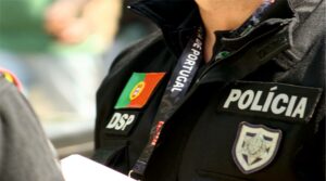 Agentes da PSP acusados de “crucificar” mulher e tentar violar imigrante com bastão no ânus