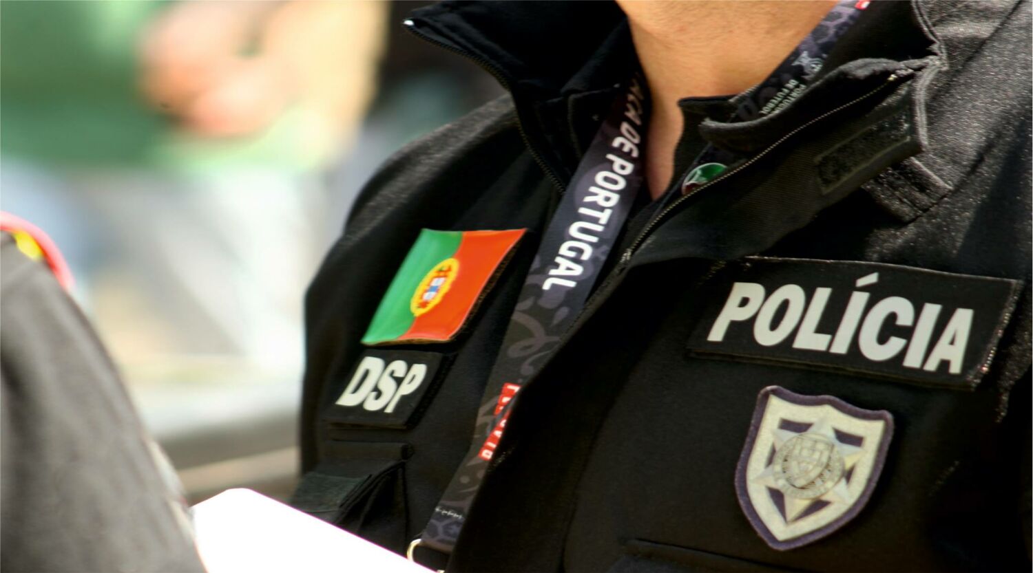 Agentes da PSP acusados de “crucificar” mulher e tentar violar imigrante com bastão no ânus