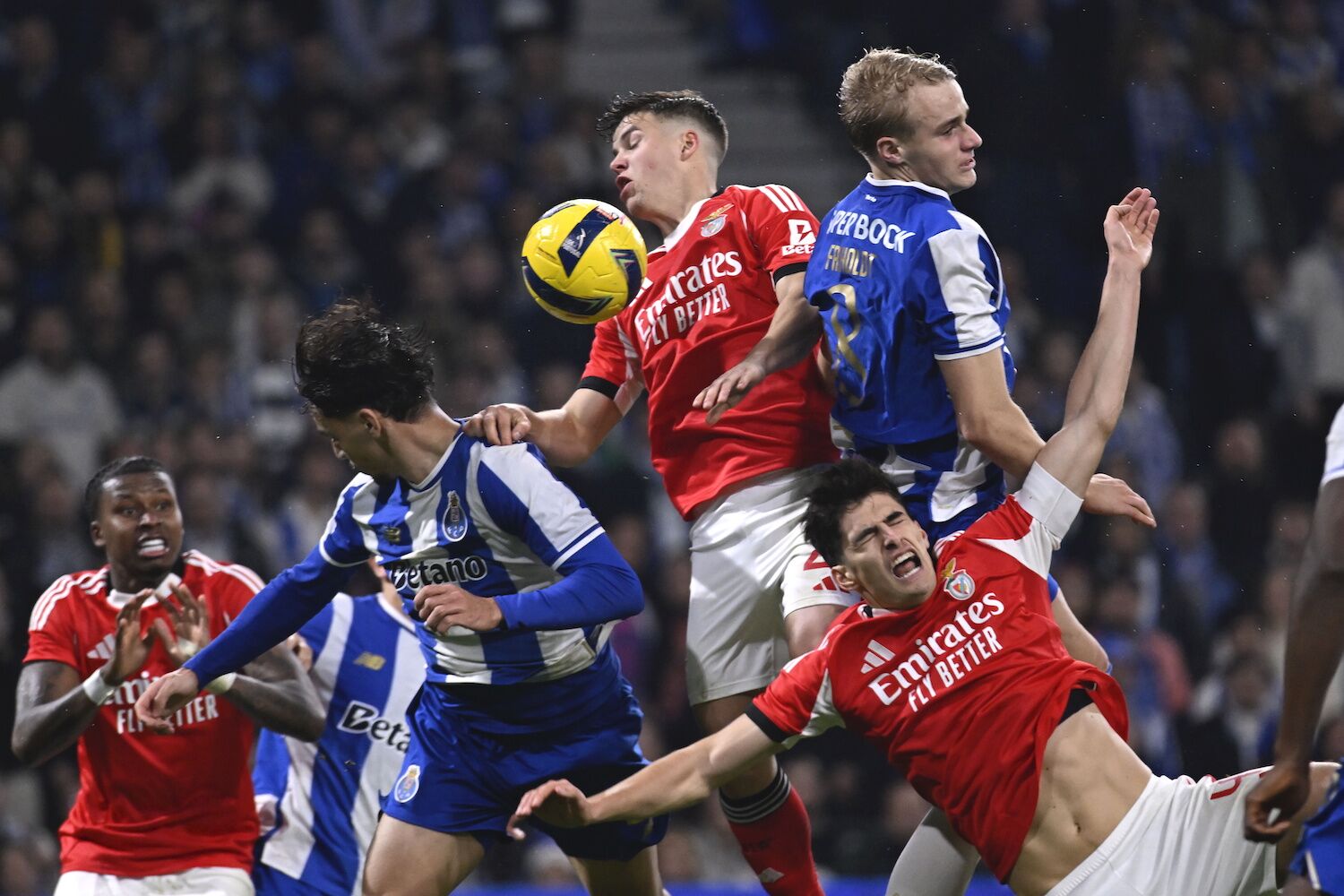 O problema da referência Mourinho e os adeptos obrigados a ficar descalços: FC Porto 1-0 Benfica