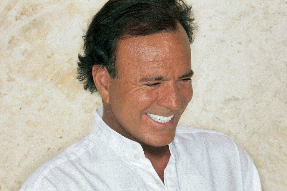 Julio Iglesias acusado de abusos sexuais pelas empregadas. “Não tinha opção de dizer não”