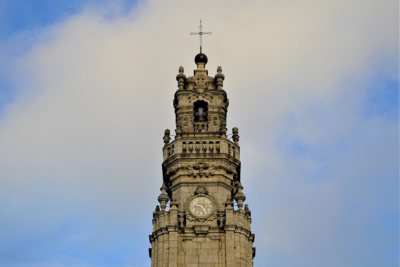 Torre dos Clérigos parcialmente evacuada