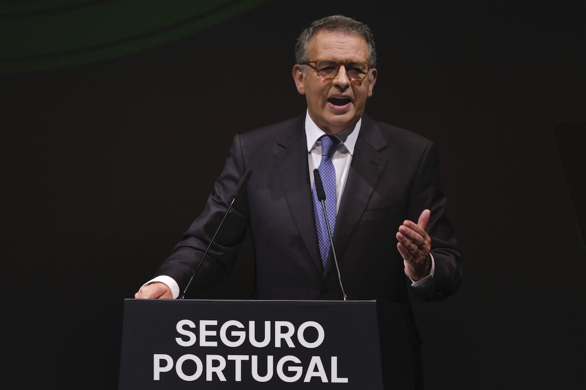 “Vem aí o socialismo!” – é o Exército Vermelho? Mao Tsé-Tung? Não, é Seguro