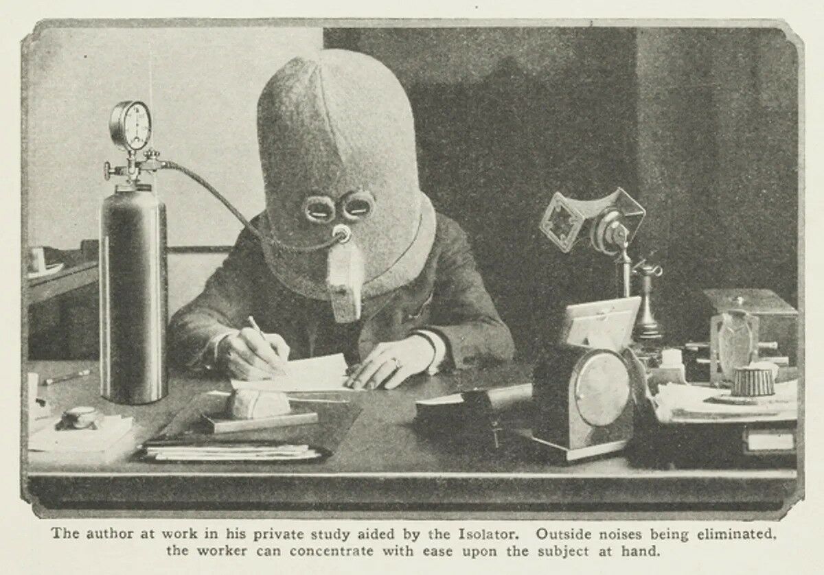 Em 1925, foi inventado o capacete “O Isolador” para combater a procrastinação