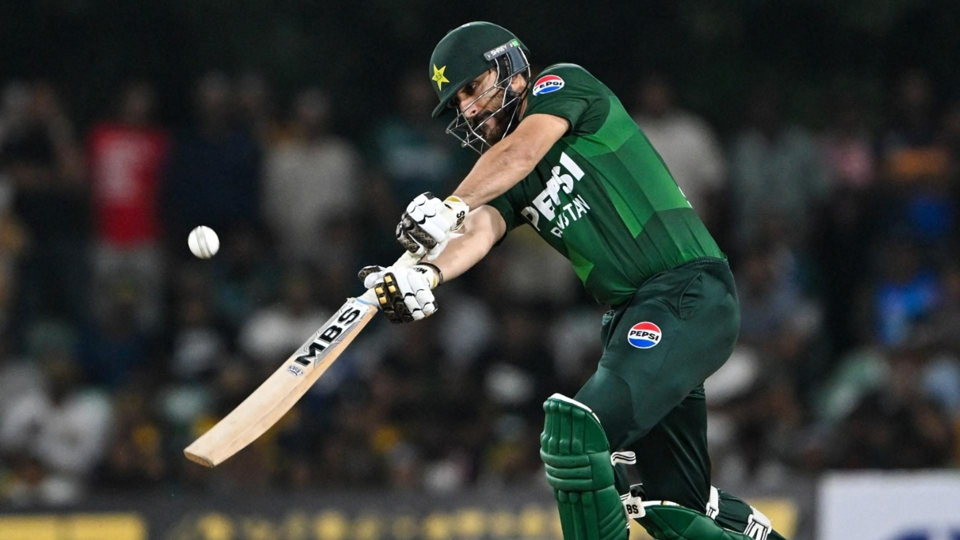 Capitão do Paquistão com taxa de ataque T20I de 117 quase quebra o recorde nacional dos cinquenta mais rápidos | SL x PAK