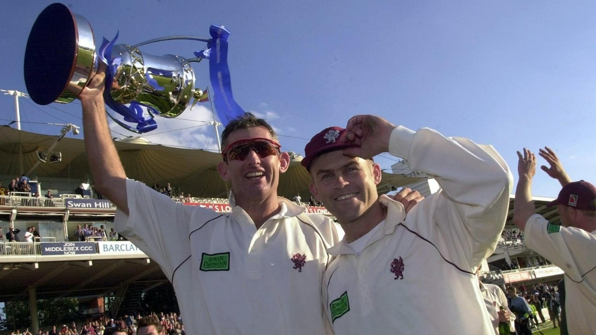 CEO da Somerset e gigante doméstico aposentado comparece à equipe australiana de críquete sob a capitania do filho