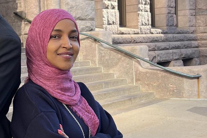 Ilhan Omar, atingida por líquido durante discurso, “casou com o irmão”