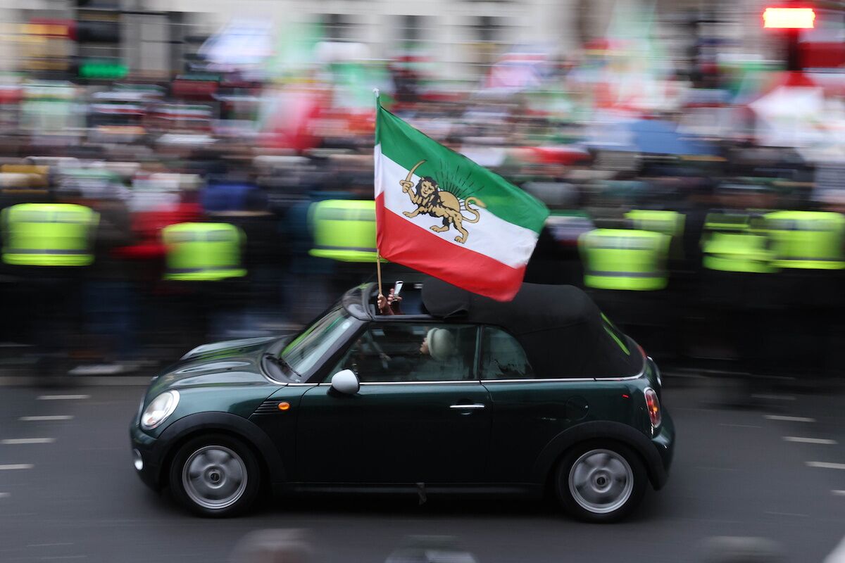 O Irão está sem Internet há quase 90 horas, ninguém sabe quantos já morreram e Trump vai ligar a Musk