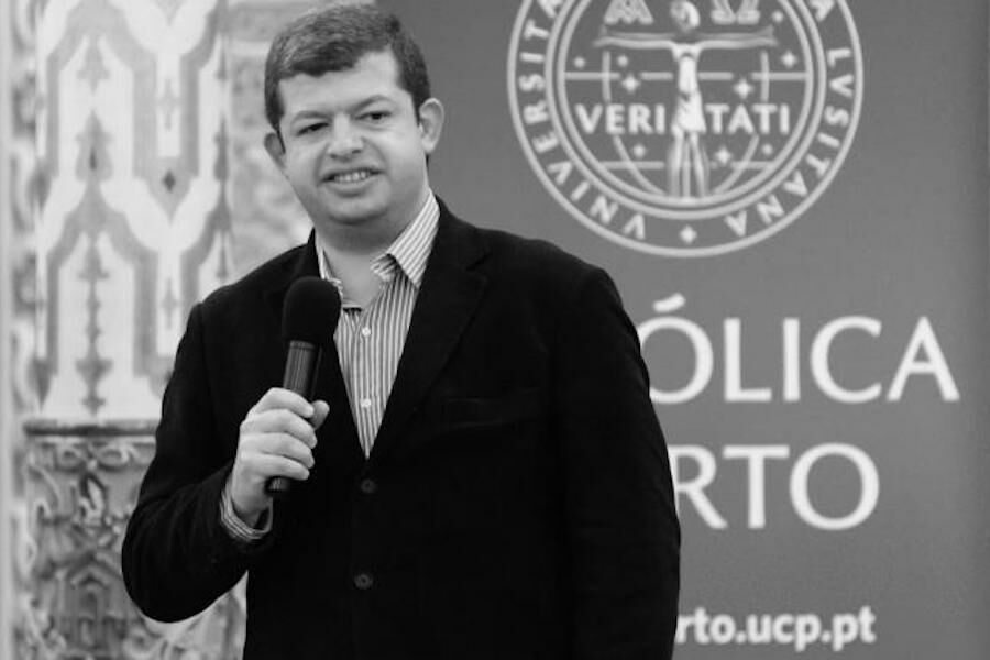 Banqueiro português “suicidou-se” em Moçambique. À facada, nas costas