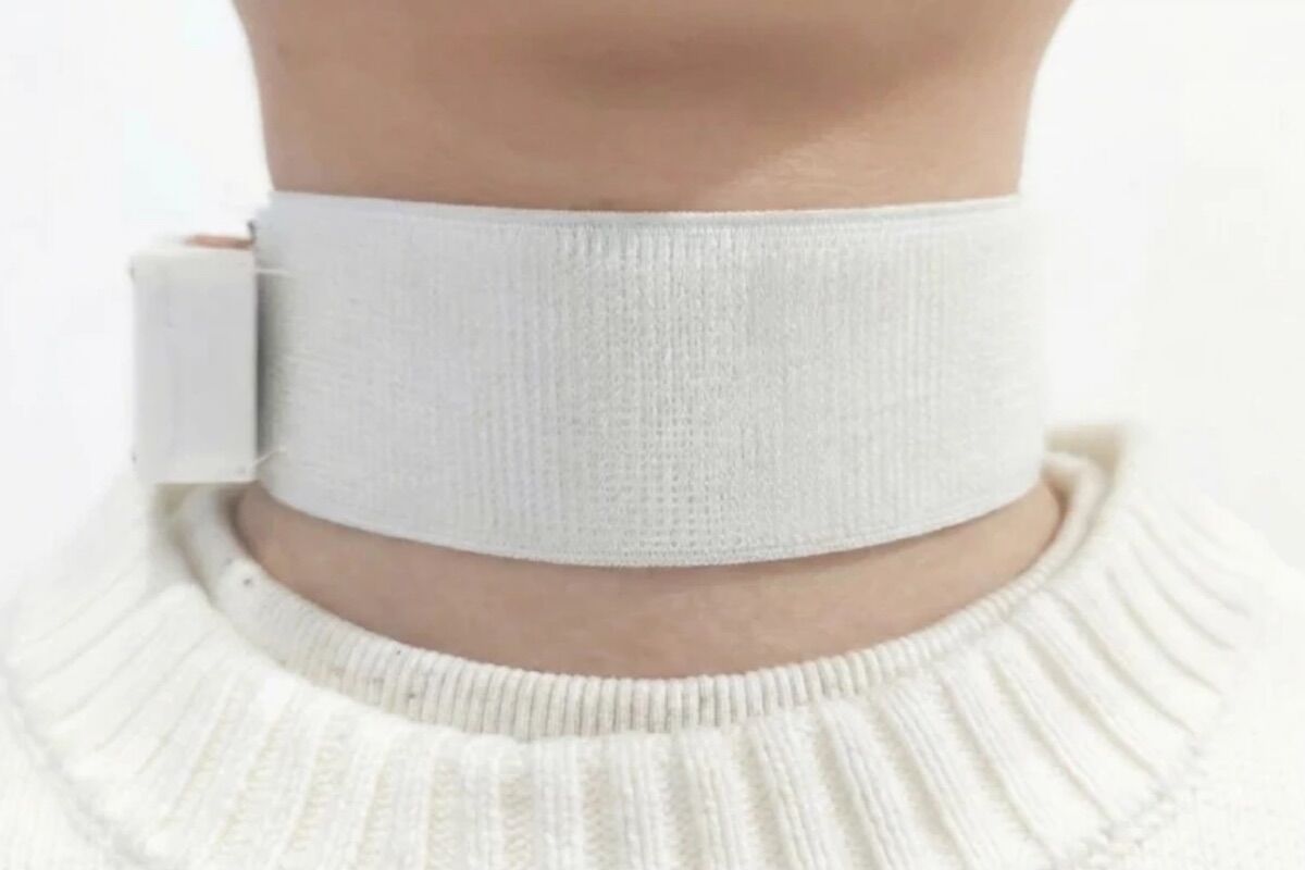 Coleira com IA dá voz a pessoas que ficaram sem fala, após um AVC