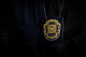 Pai de suspeito dispara sobre inspetores da PJ durante buscas por pornografia infantil