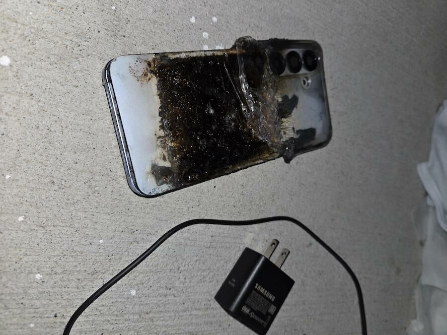 Outro Samsung Galaxy S25 Plus explode a carregar durante a noite. Dona do smartphone foi para o hospital