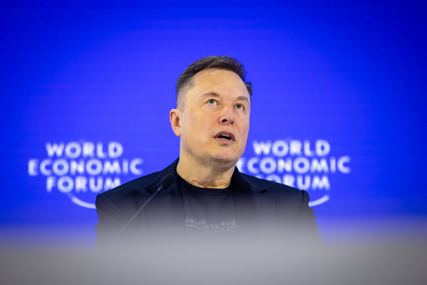 Musk surpreende em Davos. Envelhecer resolve-se, trabalho obsoleto, e paz ou pedaços