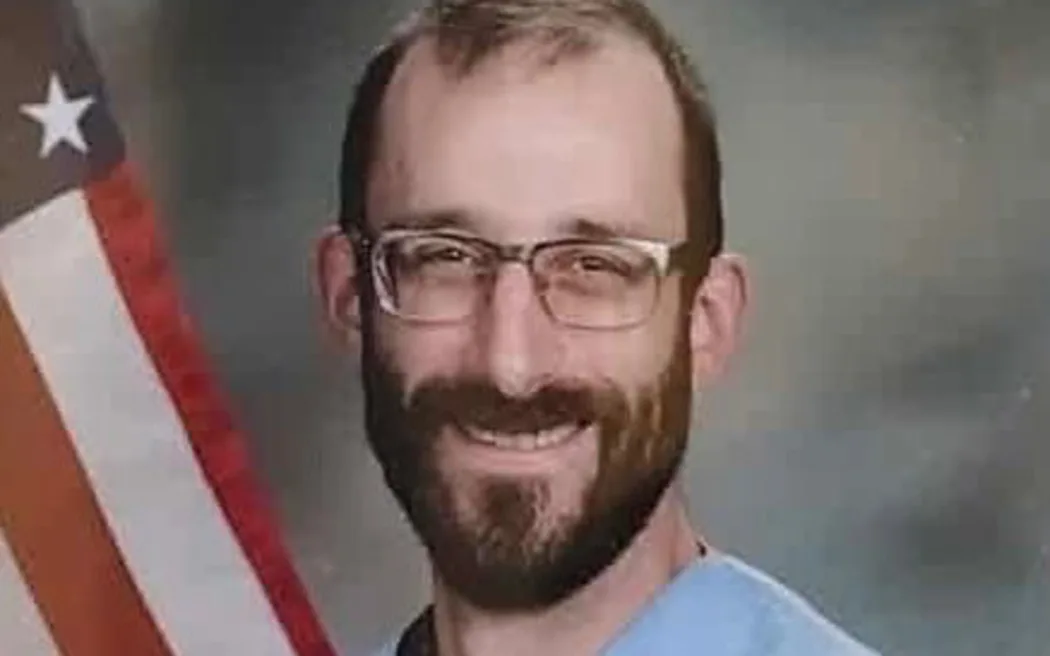 Casa Branca mente no caso Alex Pretti, escurece com IA cor da pele de detida e “vai continuar”