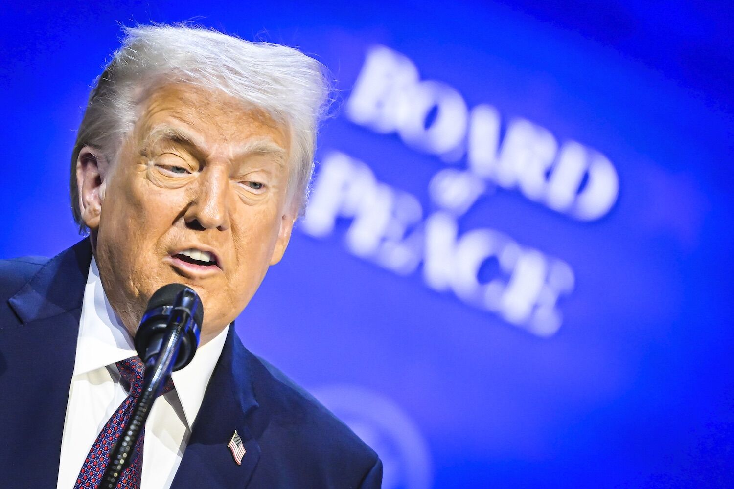 “Vai devorá-los”. Trump ameaça Canadá com tarifas de 100% por acordo comercial com a China