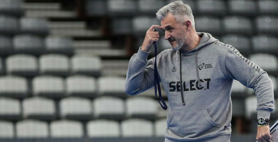 O andebol joga-se com 7, Portugal tinha 8 em campo (mas empatou nos golos)