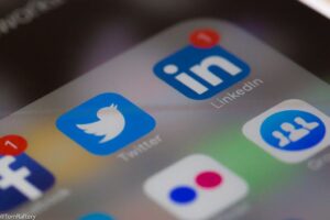 O seu ex pode andar atrás de si… no LinkedIn. E a sua mãe a meter-se