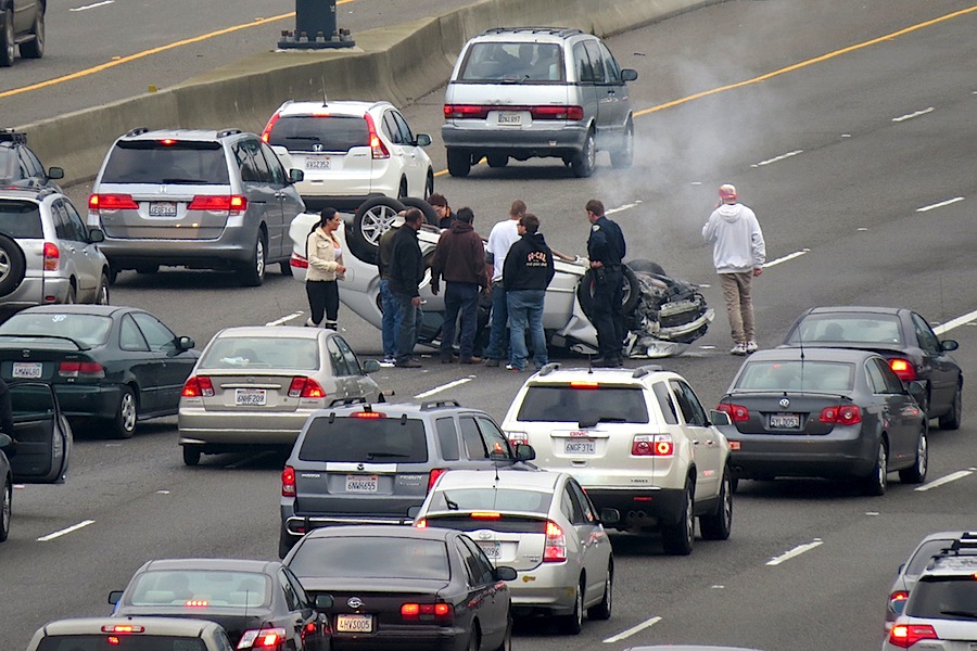Abrandar para “cuscar” acidente deverá ser infração rodoviária no Brasil
