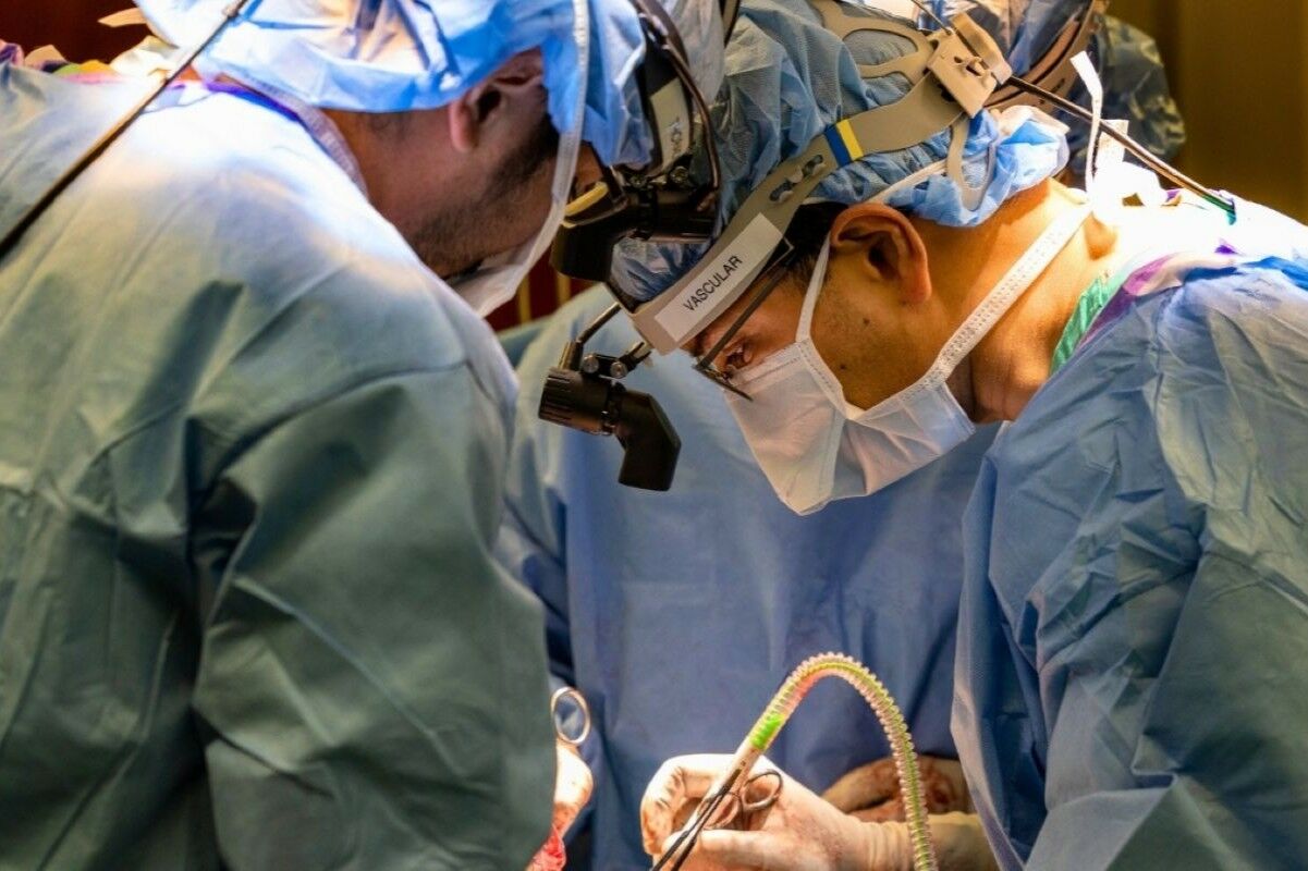 Cirurgiões mantiveram um homem sem pulmões vivo durante 48 horas