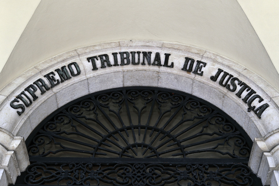 Juiz jubilado que pagou por sexo com menores condenado a pena suspensa