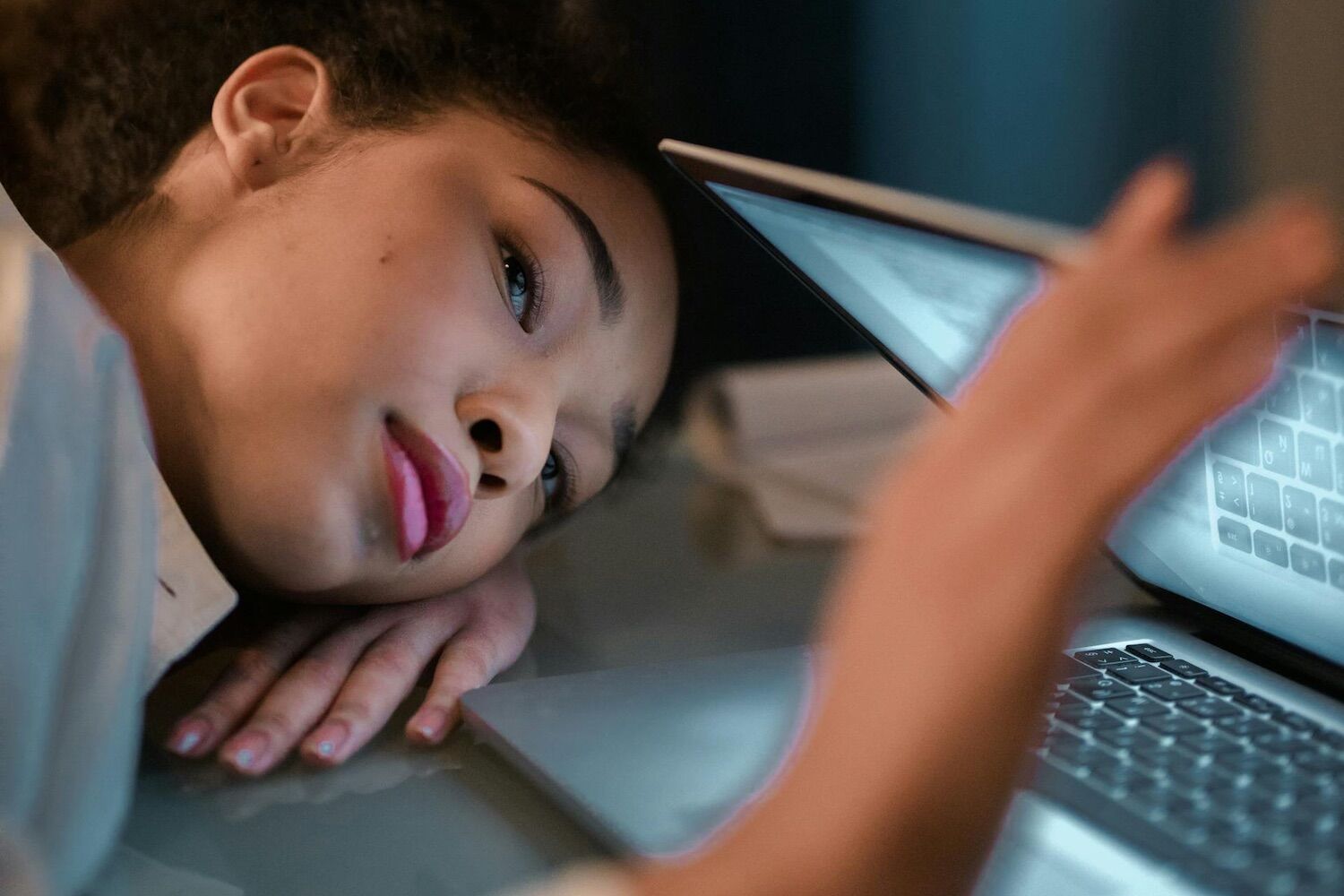 O esgotamento emocional no namoro digital