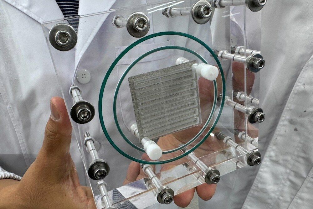 ⁨Nova máquina transforma CO2 em combustível para aviões⁩