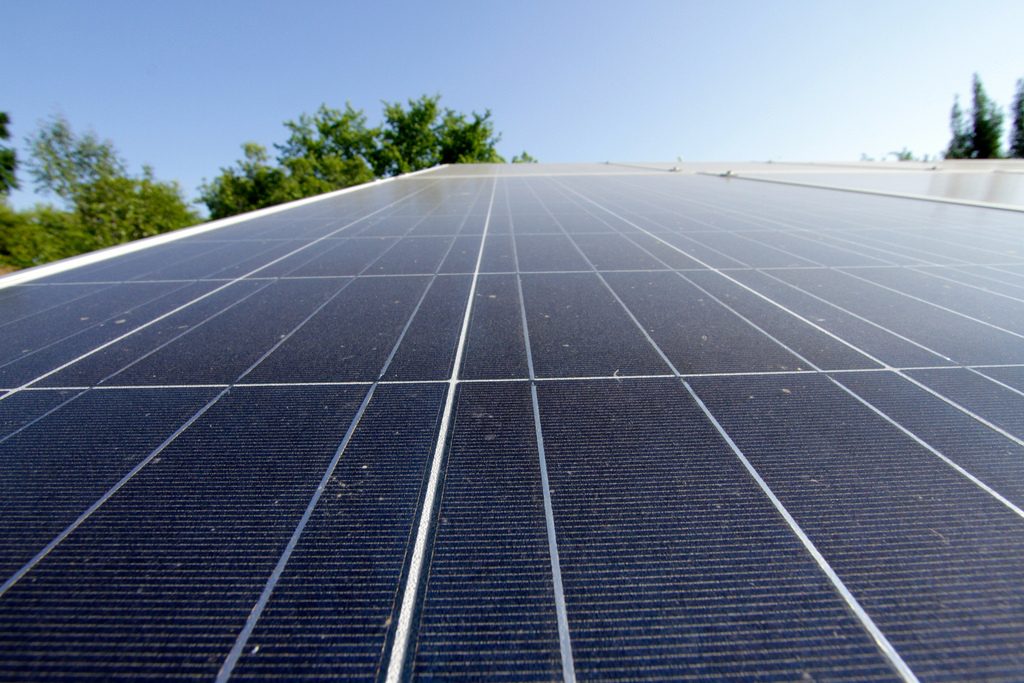 Painéis solares apoiados por vouchers terão baterias para prevenir cortes de energia