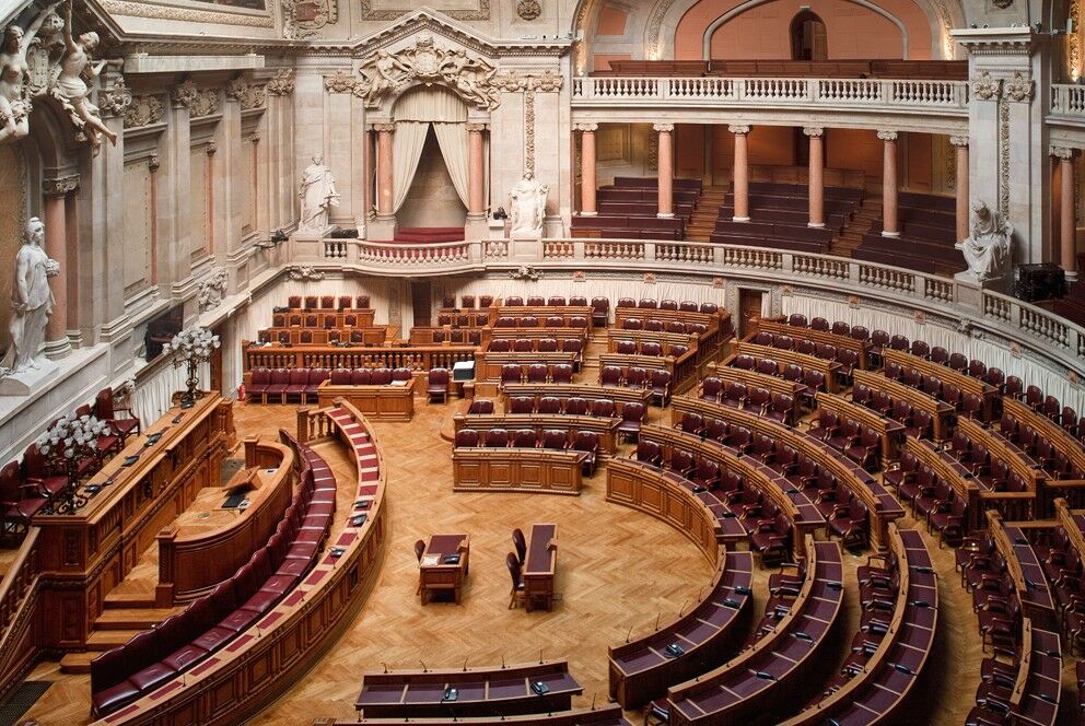 Momento invulgar no Parlamento: debate quinzenal adiado