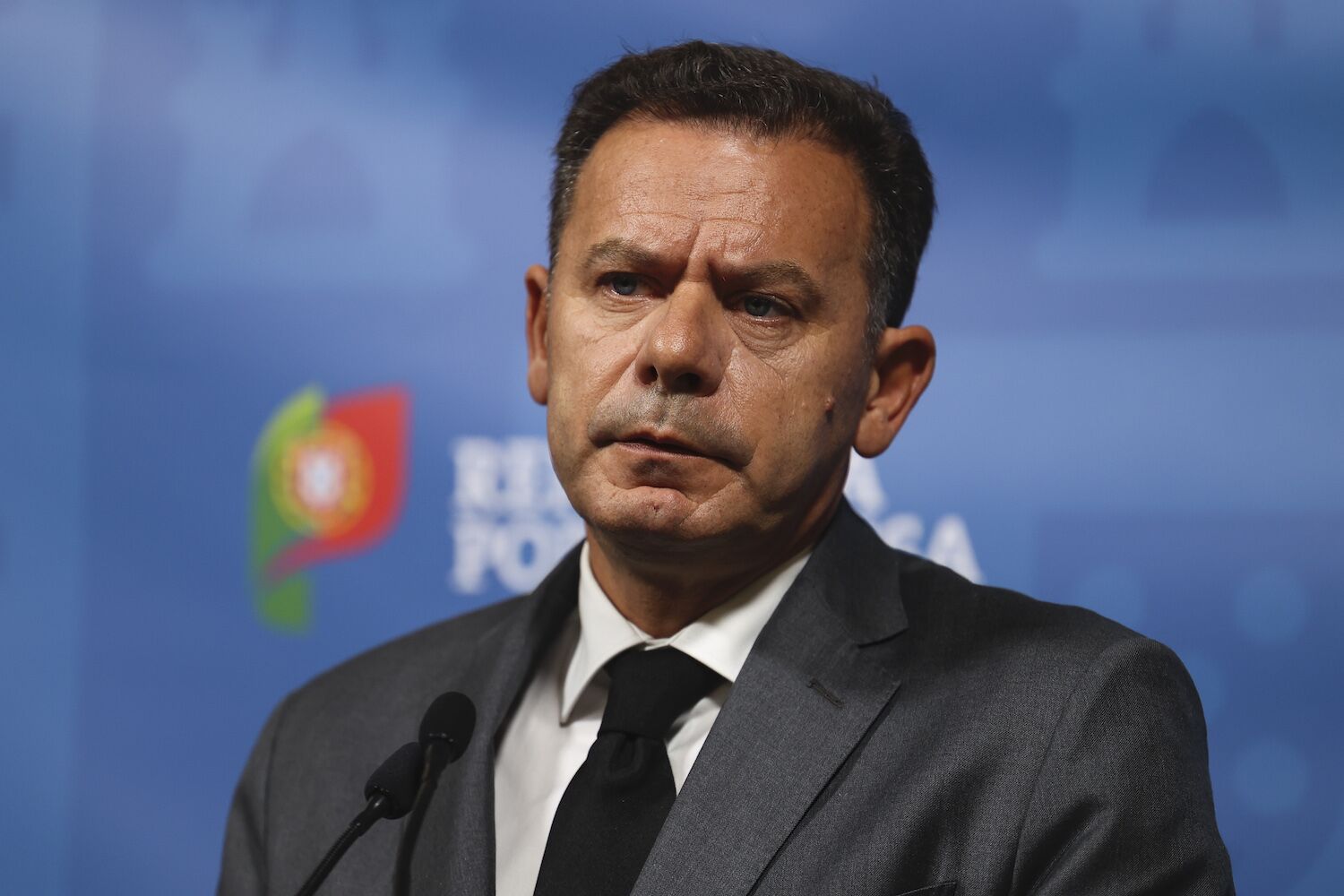 Montenegro dá os parabéns a Seguro