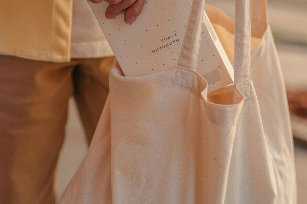 As malas analógicas são o novo trunfo da geração Z para reduzir a exposição aos ecrãs