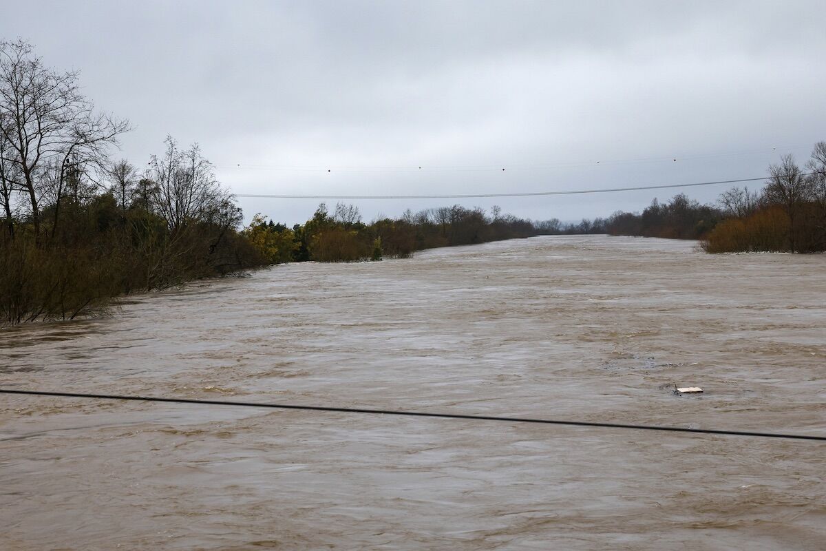 Água já rompeu dique no Mondego. A1 cortada