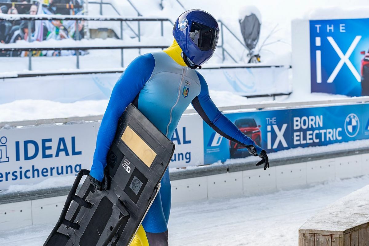 “Traição”. Comité Olímpico proíbe capacete com fotos de atletas ucranianos mortos na guerra