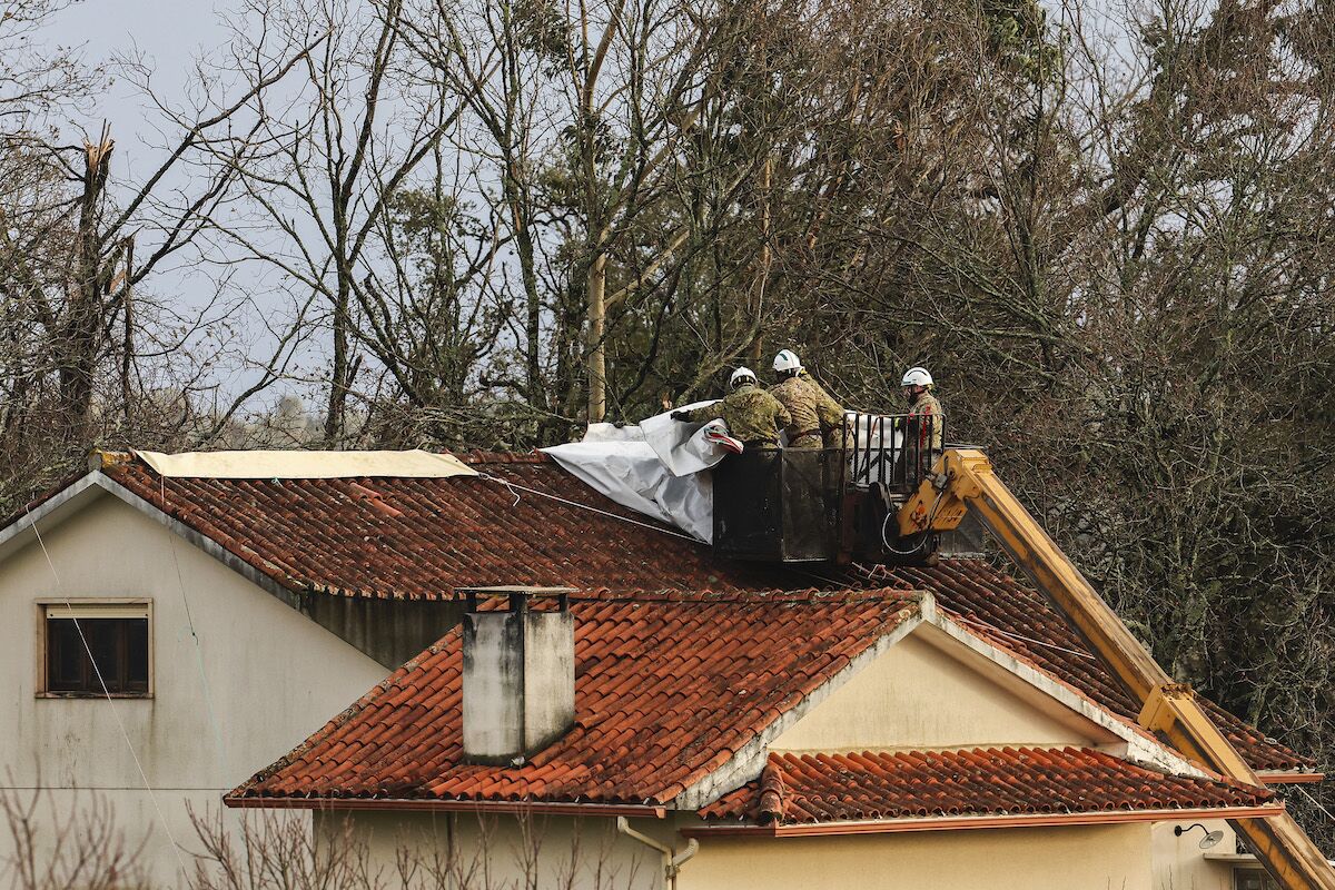 Morreu mais um homem que compunha o telhado. Vêm aí medidas de “revolução”